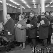 27.01.1977, Warszawa, Polska.
Promocja książki, kolejka po autograf Michała Wojewódzkiego, autora wspomnień 