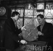 14.04.1977, Warszawa, Polska.
Zegar kwarcowy z warszawską Syrenką.
Fot. Jarosław Tarań, zbiory Ośrodka KARTA [77-188]
