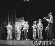 6-7.05.1977, Przemyśl, Polska
II Ogólnopolski Festiwal Orkiestr Podwórkowych, na scenie dziecięca kapela.
Fot. Jarosław Tarań, zbiory Ośrodka KARTA [77-28]