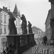 6.05.1977, Przemyśl, Polska
Fragment miasta, rzeźby Fabiana Fesingera przed kościołem Ojców Franciszkanów pod wezwaniem św. Marii Magdaleny.
Fot. Jarosław Tarań, zbiory Ośrodka KARTA [77-36]
