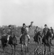 6.11.1977, Sokołów k/Golubia-Dobrzynia, Polska
Uczestnicy biegu myśliwskiego Hubertus, w środku zwycięzca z ogonem lisa.
Fot. Jarosław Tarań, zbiory Ośrodka KARTA [77-178]