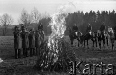 6.11.1977, Sokołów k/Golubia-Dobrzynia, Polska
Zakończenie biegu myśliwskiego Hubertus, uczestnicy przy ognisku.
Fot. Jarosław Tarań, zbiory Ośrodka KARTA [77-181]