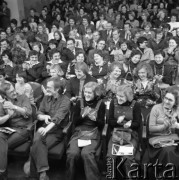 9.02.1977, Warszawa, Polska.
Warszawskie bliźniaki w Teatrze Ziemi Mazowieckiej.
Fot. Jarosław Tarań, zbiory Ośrodka KARTA [77-200]