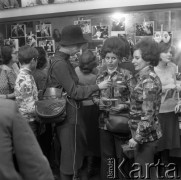 9.02.1977, Warszawa, Polska.
Warszawskie bliźniaki w Teatrze Ziemi Mazowieckiej.
Fot. Jarosław Tarań, zbiory Ośrodka KARTA [77-202]