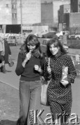 10.03.1977, Warszawa, Polska.
Wiosenne migawki, dziewczyny z paluszkami 