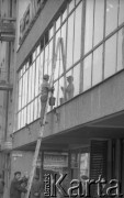 12.03.1977, Warszawa, Polska.
Fragment ulicy, mężczyzna myjący okna sklepu.
Fot. Jarosław Tarań, zbiory Ośrodka KARTA [77-176]