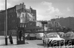 20.04.1977, Warszawa, Polska.
Rozbiórki domów przy ulicy Miedzianej, z lewej budka telefoniczna.
Fot. Jarosław Tarań, zbiory Ośrodka KARTA [77-213]