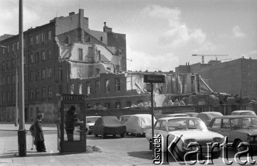 20.04.1977, Warszawa, Polska.
Rozbiórki domów przy ulicy Miedzianej, z lewej budka telefoniczna.
Fot. Jarosław Tarań, zbiory Ośrodka KARTA [77-213]