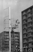 20.04.1977, Warszawa, Polska.
Mężczyzna malujący metalową konstrukcję, w tle bloki.
Fot. Jarosław Tarań, zbiory Ośrodka KARTA [77-213]