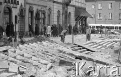 20.04.1977, Warszawa, Polska.
Remont Krakowskiego Przedmieścia, z prawej wejście na ruchome schody.
Fot. Jarosław Tarań, zbiory Ośrodka KARTA [77-213]