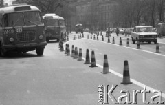 20.04.1977, Warszawa, Polska.
Pachołki przy świeżo malowanych pasach na Krakowskim Przedmieściu, z lewej autobus linii 132.
Fot. Jarosław Tarań, zbiory Ośrodka KARTA [77-213]