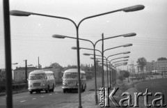 5.06.1977, Warszawa, Polska.
Aleja Krakowska, dwa autobusy, w tle Pałac Kultury i Nauki.
Fot. Jarosław Tarań, zbiory Ośrodka KARTA [77-187]
