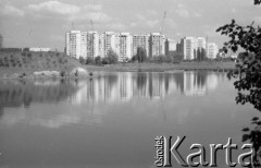 5.06.1977, Warszawa, Polska.
Budowa osiedla mieszkaniowego przy ulicy Korotyńskiego, na pierwszym planie jeziorko Szczęśliwickie.
Fot. Jarosław Tarań, zbiory Ośrodka KARTA [77-187]