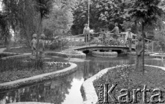 5.06.1977, Warszawa, Polska.
Osiedle Trzech Budrysów, oczko wodne, rzeźby przy fontannie i dzieci na mostku.
Fot. Jarosław Tarań, zbiory Ośrodka KARTA [77-187]