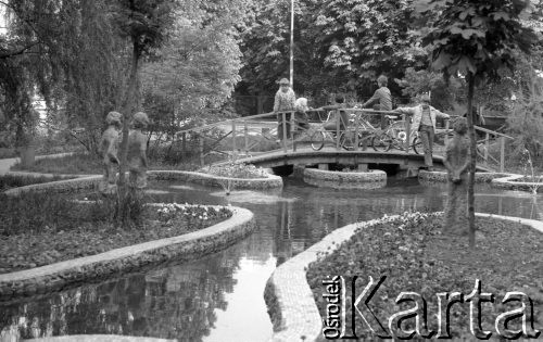 5.06.1977, Warszawa, Polska.
Osiedle Trzech Budrysów, oczko wodne, rzeźby przy fontannie i dzieci na mostku.
Fot. Jarosław Tarań, zbiory Ośrodka KARTA [77-187]