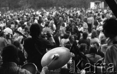 1.05.1977, Warszawa - Bielany, Polska
Zabawa taneczna na świeżym powietrzu.
Fot. Jarosław Tarań, zbiory Ośrodka KARTA [77-145]
