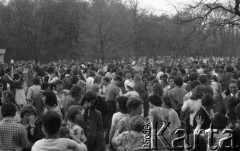 1.05.1977, Warszawa - Bielany, Polska
Zabawa taneczna na świeżym powietrzu.
Fot. Jarosław Tarań, zbiory Ośrodka KARTA [77-145]