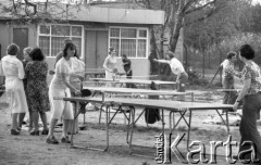 1.05.1977, Warszawa - Powsin, Polska
Park Kultury, warszawicy grający w ping-ponga.
Fot. Jarosław Tarań, zbiory Ośrodka KARTA [77-145]