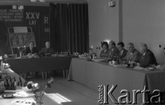 29.08.1977, Baniocha k/Góry Kalwarii, Polska
Edward Gierek (za stołem drugi od prawej) z wizytą w Rolniczej Spółdzielni Produkcyjnej. Sesja z okazji XXV-lecia istnienia zakładu.
Fot. Jarosław Tarań, zbiory Ośrodka KARTA [77-64]
