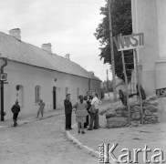 20-21.08.1977, Tykocin, Polska
Wakacyjna Akademia Kultury Studenckiej, spotkanie młodych twórców kultury, logo imprezy na drabinie, z lewej na rynnie głośnik (kołchoźnik).
Fot. Jarosław Tarań, zbiory Ośrodka KARTA [77-147]