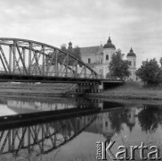 20-21.08.1977, Tykocin, Polska
Widok kościoła Świętej Trójcy, z lewej most na Narwi.
Fot. Jarosław Tarań, zbiory Ośrodka KARTA [77-147]