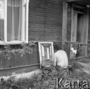 20-21.08.1977, Tykocin, Polska
Wakacyjna Akademia Kultury Studenckiej, spotkanie młodych twórców kultury, malarz podczas pracy nad obrazem.
Fot. Jarosław Tarań, zbiory Ośrodka KARTA [77-148]