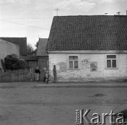 20-21.08.1977, Tykocin, Polska
Wakacyjna Akademia Kultury Studenckiej, spotkanie młodych twórców kultury. Fragment ulicy, plakaty informacyjne na ścianie domu: 