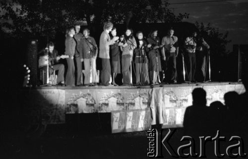 20-21.08.1977, Tykocin, Polska
Wakacyjna Akademia Kultury Studenckiej, spotkanie młodych twórców kultury, występ zespołu muzycznego.
Fot. Jarosław Tarań, zbiory Ośrodka KARTA [77-149]
