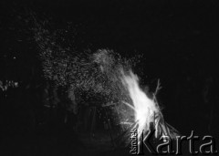 220-21.08.1977, Tykocin, Polska
Wakacyjna Akademia Kultury Studenckiej, spotkanie młodych twórców kultury, zabawa przy ognisku.
Fot. Jarosław Tarań, zbiory Ośrodka KARTA [77-149]
