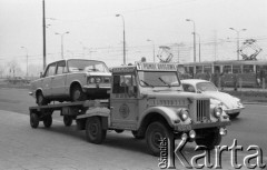 23.03.1977, Warszawa, Polska.
Samochód pomocy drogowej z dużym fiatem na lawecie.
Fot. Jarosław Tarań, zbiory Ośrodka KARTA [77-170]