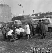 23.03.1977, Warszawa, Polska.
Akcja Pogotowia Ratunkowego na jednej z warszawskich ulic.
Fot. Jarosław Tarań, zbiory Ośrodka KARTA [77-171]