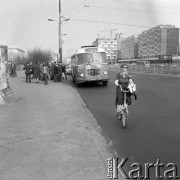 23.03.1977, Warszawa, Polska.
Aleje Jerozolimskie, autobus linii 157 na przystanku przy dworcu Ochota, na pierwszym planie kobieta na rowerze.
Fot. Jarosław Tarań, zbiory Ośrodka KARTA [77-171]