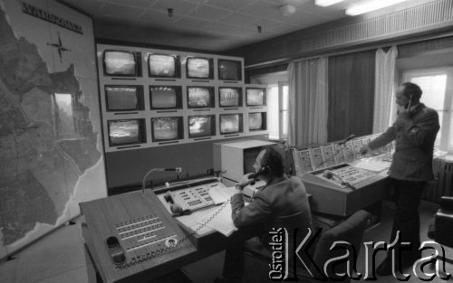 Październik 1977, Warszawa, Polska.
Komenda Stołeczna Milicji Obywatelskiej, Centrum Kontroli Ruchu Drogowego, milicjanci obsługujący nowoczesną centralę telefoniczną i system monitorowania ulic.
Fot. Jarosław Tarań, zbiory Ośrodka KARTA [77-172]