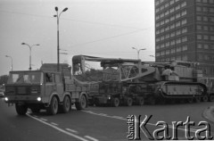 23.05.1977, Warszawa, Polska.
Dźwig gigant, nocny transport przez Warszawę.
Fot. Jarosław Tarań, zbiory Ośrodka KARTA [77-138]