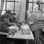 Lipiec 1977, Warszawa, Polska.
Alojzy Karkoszka, I sekretarz KW PZPR, podczas spotkania z pracownicami Zakładów Upowszechniania i Kolportażu przy Towarowej.
Fot. Jarosław Tarań, zbiory Ośrodka KARTA [77-152]
