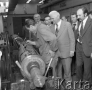 Lipiec 1977, Warszawa, Polska.
Alojzy Karkoszka, I sekretarz KW PZPR, z wizytą w Zakładach Graficznych przy Okopowej.
Fot. Jarosław Tarań, zbiory Ośrodka KARTA [77-160]