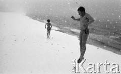 9-10.02.1978, Gdańsk, Polska
Członkowie Klubu Morsów na plaży.
Fot. Jarosław Tarań, zbiory Ośrodka KARTA [78-111] 
