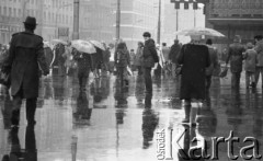 25.01.1978, Warszawa, Polska.
Słotny styczeń, przechodnie w Alejach Jerozolimskich.
Fot. Jarosław Tarań, zbiory Ośrodka KARTA [78-106] 
