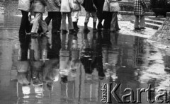 25.01.1978, Warszawa, Polska.
Słotny styczeń, dzieci idące ulicą.
Fot. Jarosław Tarań, zbiory Ośrodka KARTA [78-106] 
