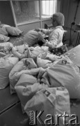 Wrzesień 1978, Swarzędz, Polska
Pracownica Zakładów Pierzarskich szyjąca poduszki.
Fot. Jarosław Tarań, zbiory Ośrodka KARTA [78-6] 
