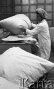 Wrzesień 1978, Swarzędz, Polska
Pracownica Zakładów Pierzarskich z poduszką.
Fot. Jarosław Tarań, zbiory Ośrodka KARTA [78-6] 

