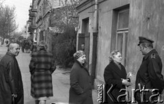 Maj 1978, Warszawa - Targówek, Polska
Dzielnicowy podczas rozmowy z mieszkankami Targówka.
Fot. Jarosław Tarań, zbiory Ośrodka KARTA [78-36]