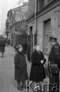 Maj 1978, Warszawa - Targówek, Polska.
Dzielnicowy podczas rozmowy z mieszkankami Targówka.
Fot. Jarosław Tarań, zbiory Ośrodka KARTA [78-36] 
