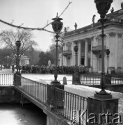 26.01.1978, Warszawa, Polska.
Łazienki Królewskie, grupa zwiedzających przed Pałacem na Wodzie.
Fot. Jarosław Tarań, zbiory Ośrodka KARTA [78-108]