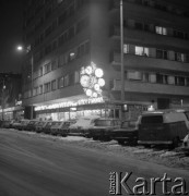 16.02.1978, Warszawa, Polska.
Ośnieżone ulice nocą, neony w witrynie sklepu owocowo-warzywnego.
Fot. Jarosław Tarań, zbiory Ośrodka KARTA [78-96]