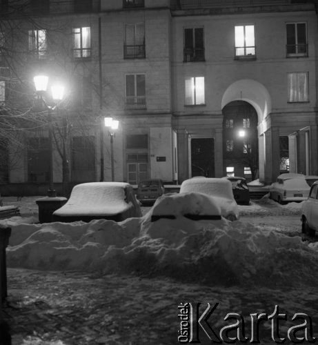 16.02.1978, Warszawa, Polska.
Ośnieżone ulice nocą.
Fot. Jarosław Tarań, zbiory Ośrodka KARTA [78-96]