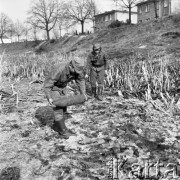 10.04.1978, Warszawa - Sadyba, Polska
Saperzy podczas wyjmowania niewypałów znalezionych w fosie na Sadybie.
Fot. Jarosław Tarań, zbiory Ośrodka KARTA [78-97]