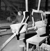 10.01.1978, Starachowice, Polska
Zakłady Bazaltów Topionych, kobieta przy taśmie produkcyjnej.
Fot. Jarosław Tarań, zbiory Ośrodka KARTA [78-109]