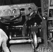 Październik 1978, Łapy, Polska
Zakłady Naprawcze Taboru Kolejowego, robotnicy podczas pracy.
Fot. Jarosław Tarań, zbiory Ośrodka KARTA [78-90]