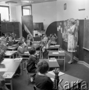Wrzesień 1978, Warszawa - Ursynów, Polska.
Szkoła podstawowa, początek roku szkolnego, dzieci i nauczycielka podczas lekcji.
Fot. Jarosław Tarań, zbiory Ośrodka KARTA [78-3]